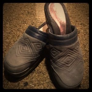 PRE LOVED “White Mountain” charcoal grey BLK clogs